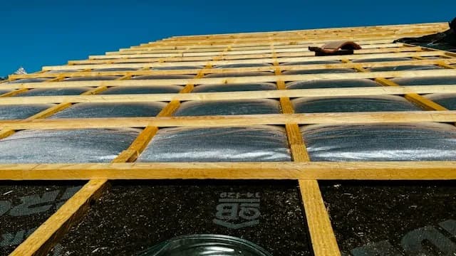 Isolation de toiture par l'extérieur (sarking) — AKS Bâtiment