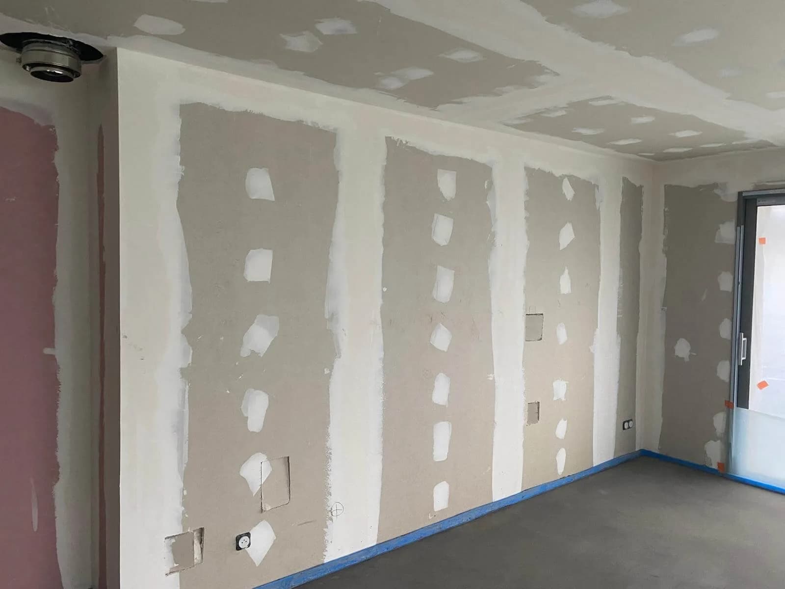 Doublage en plaques de plâtre, joints faits