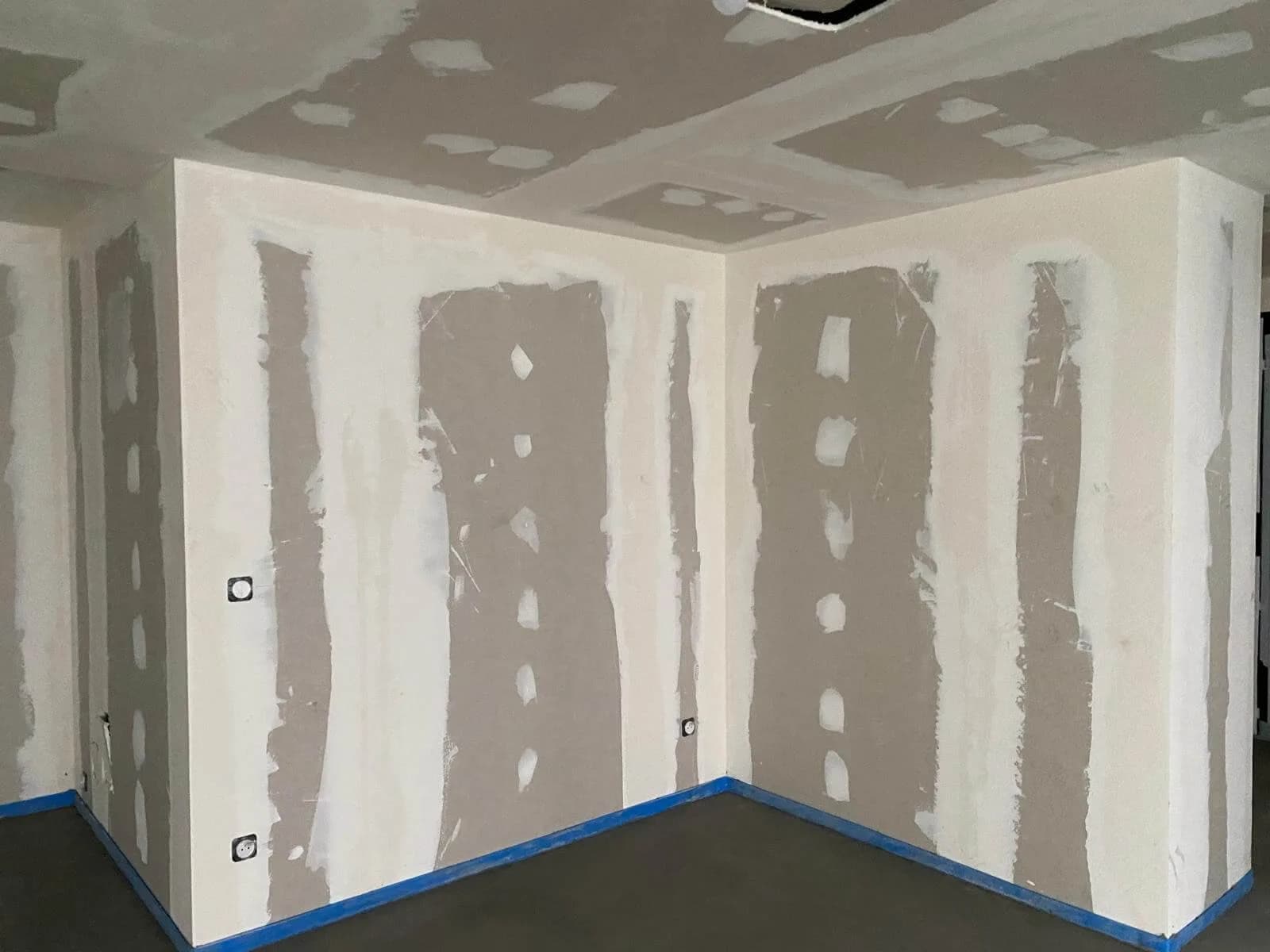 Angle de pièce doublé en plaques de plâtre