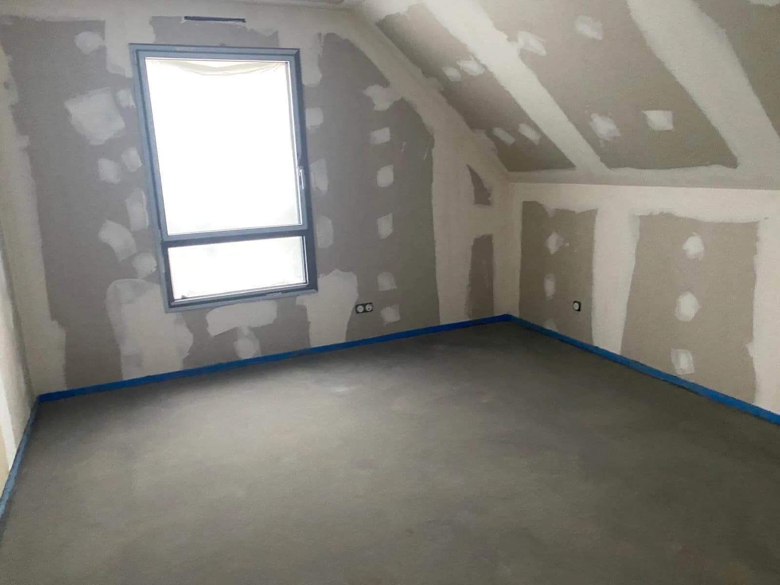 Pièce sous rampant doublée en plaques de plâtre