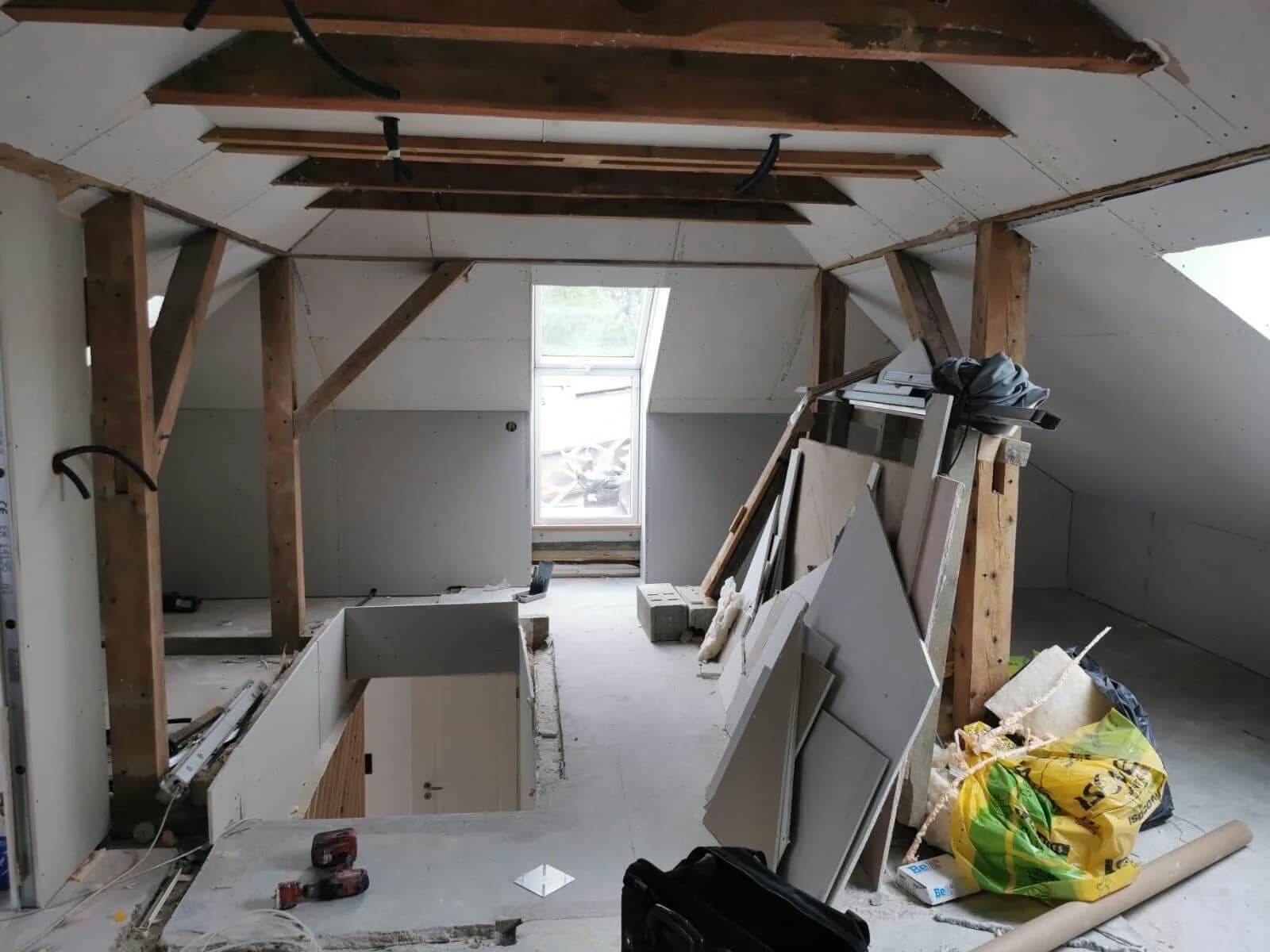 Pose d'un plafond en plaques de plâtre dans des combles