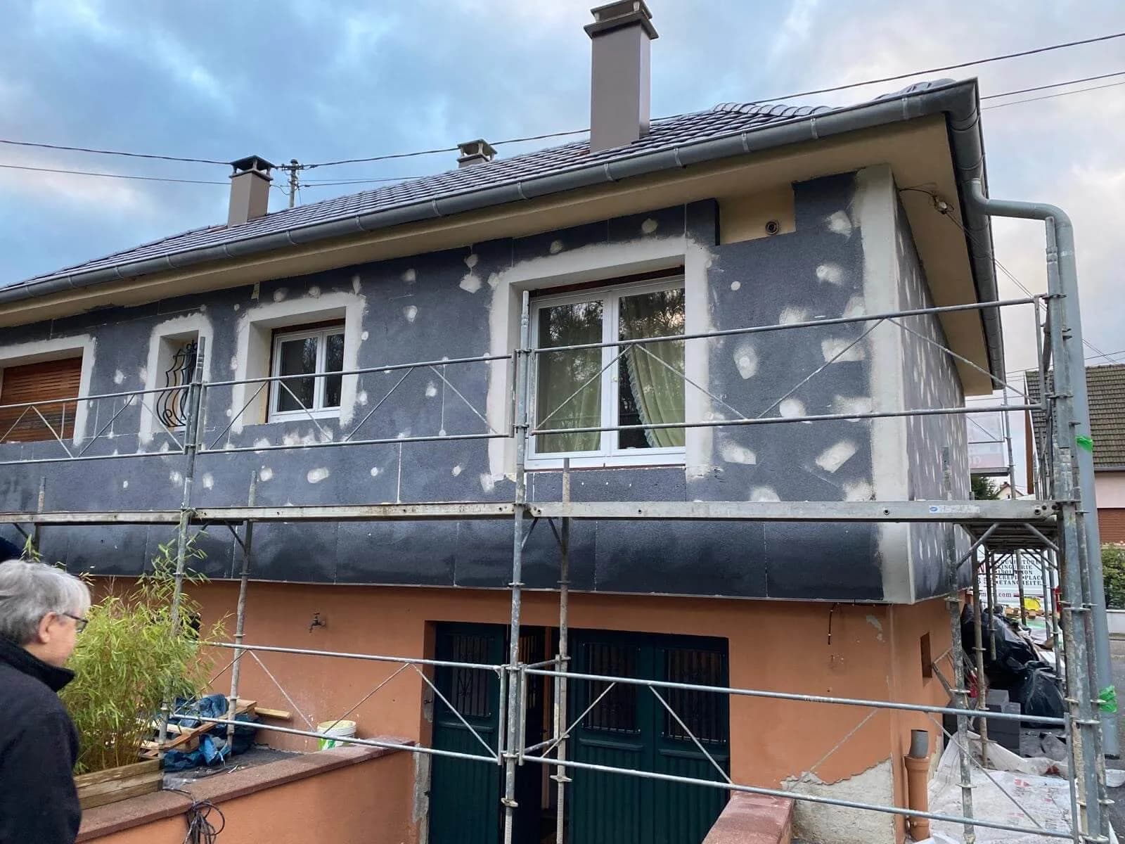 Panneaux d'isolant posés sur les murs avant l'enduit
