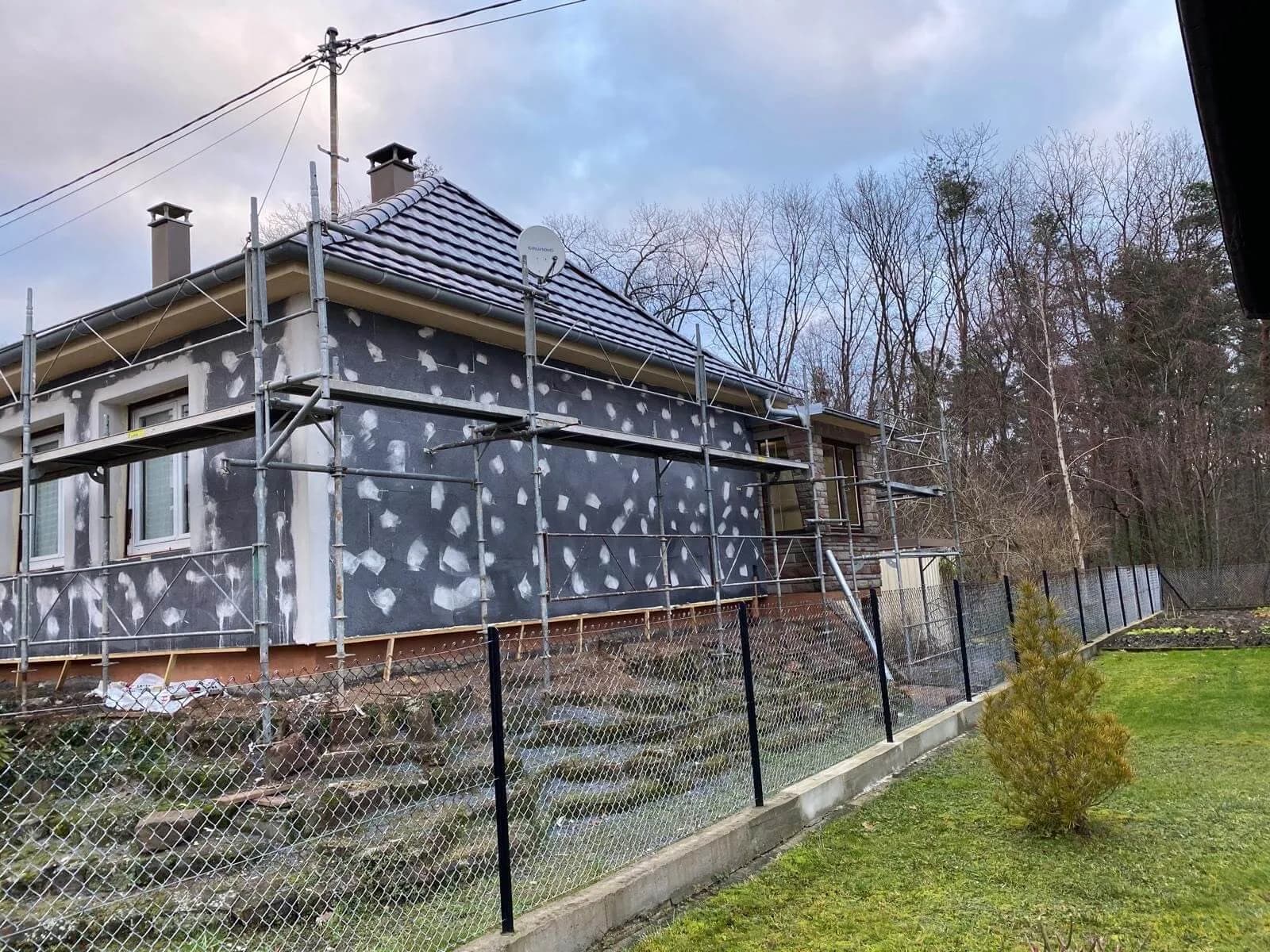 Isolation extérieure d'une maison de plain-pied, échafaudage en place