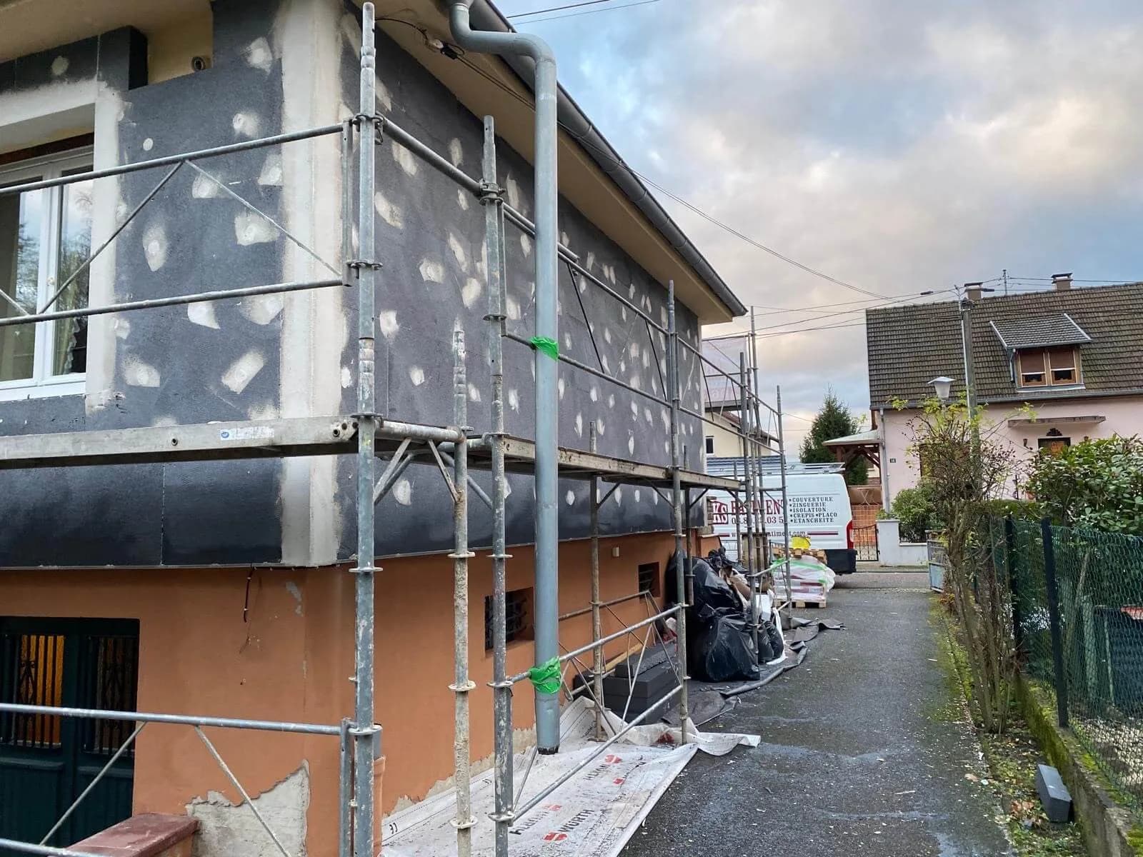 Isolant posé sur un pignon, départ en bas de mur