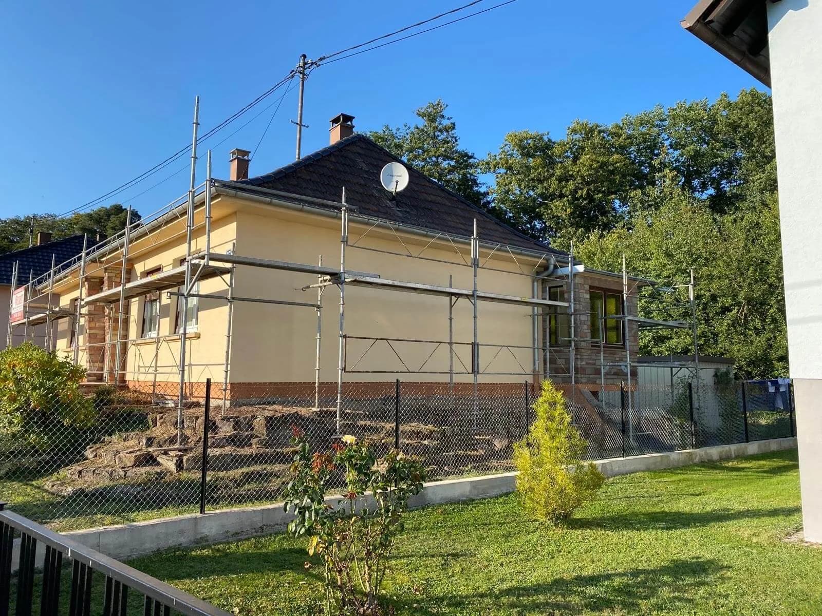 Façade isolée en cours d'enduit