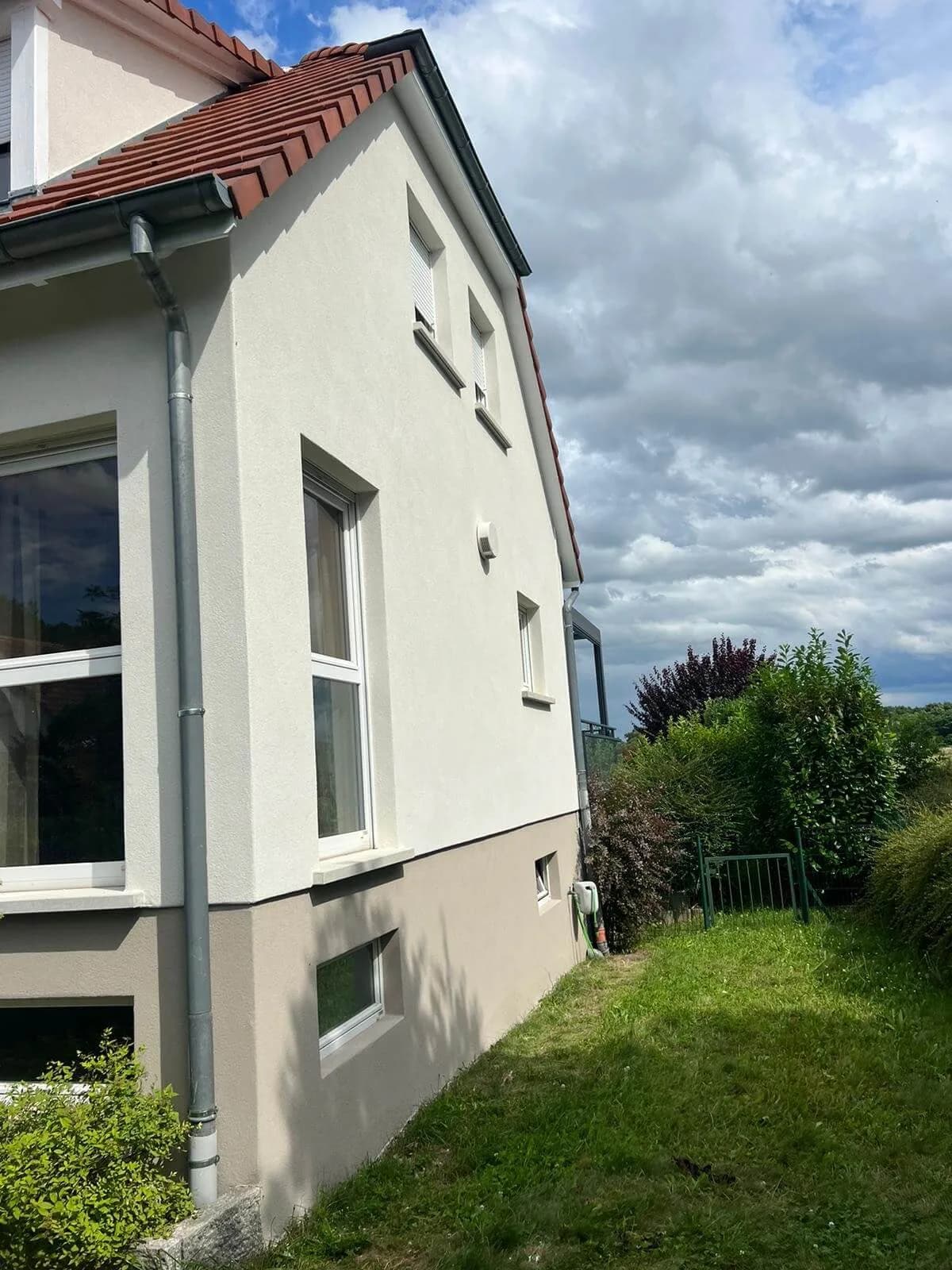 Façade enduite avec soubassement de teinte différente