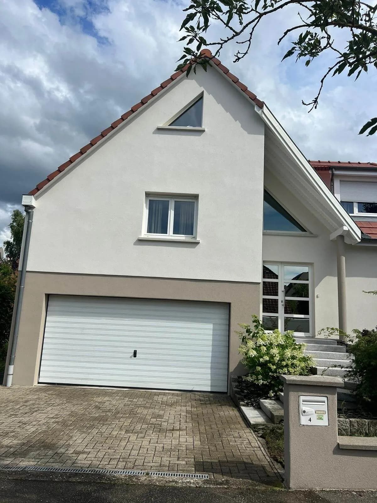Maison au crépi blanc après ravalement