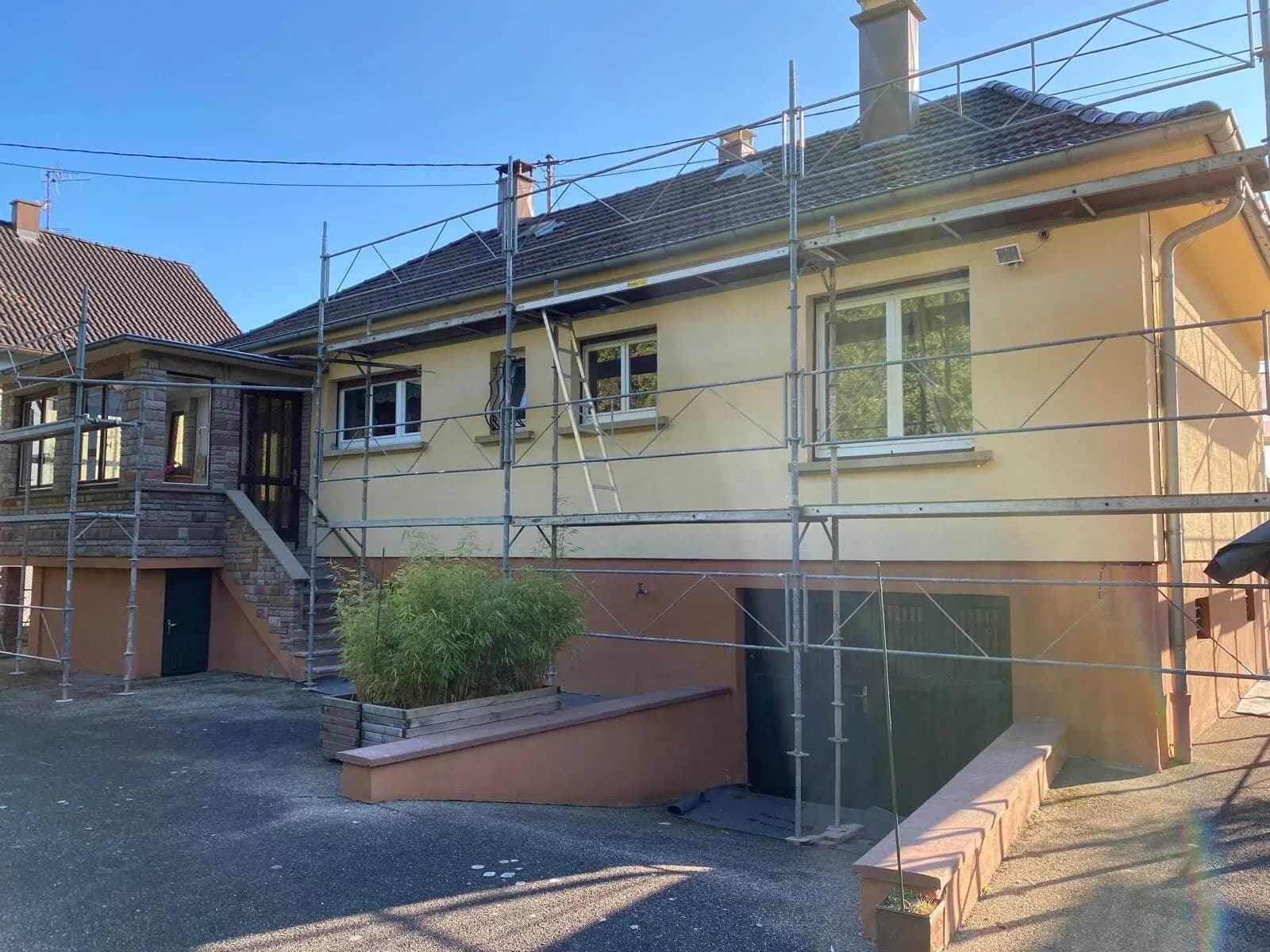 Ravalement de façade en cours, échafaudage monté