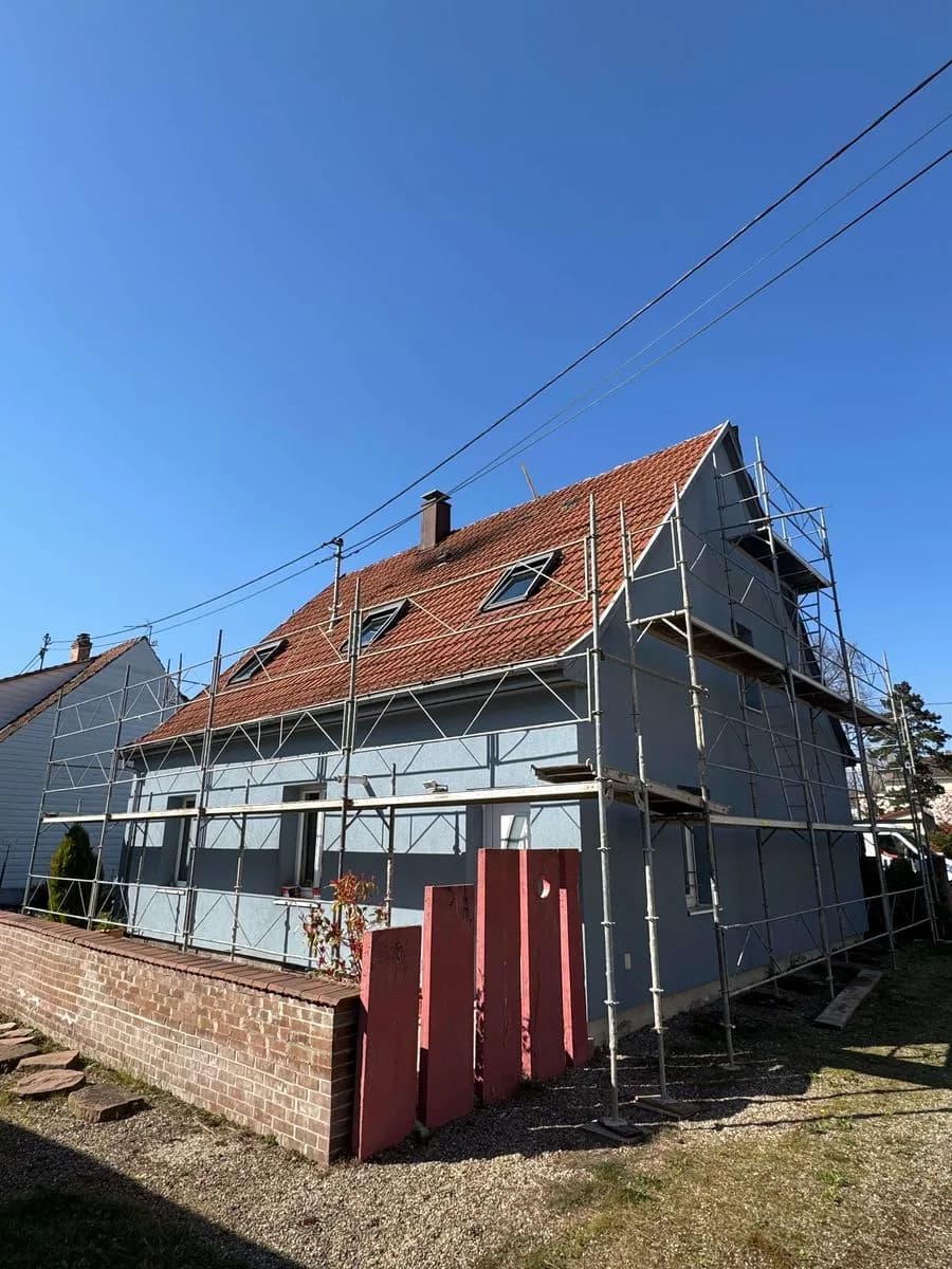 Début de chantier de rénovation de toiture, échafaudage monté