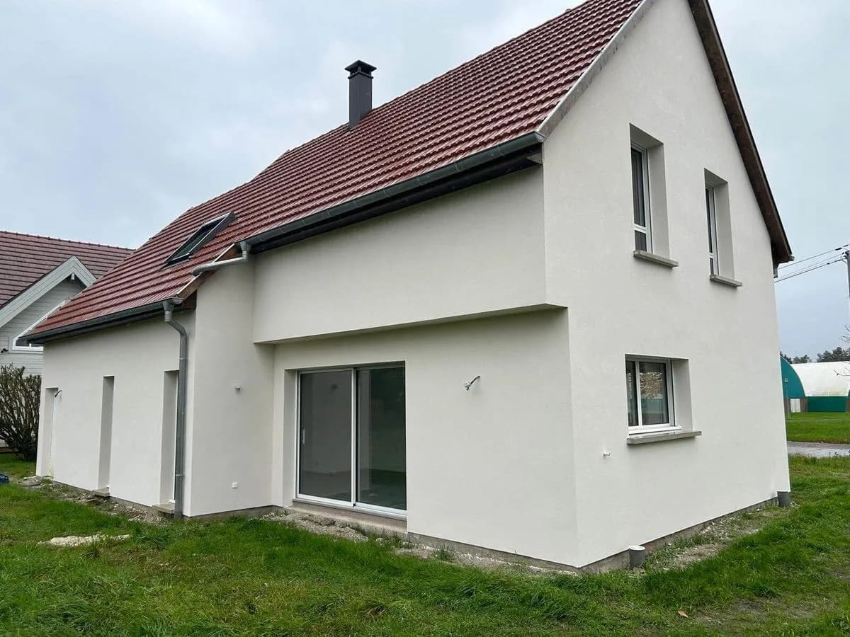 Maison neuve couverte en tuiles terre cuite