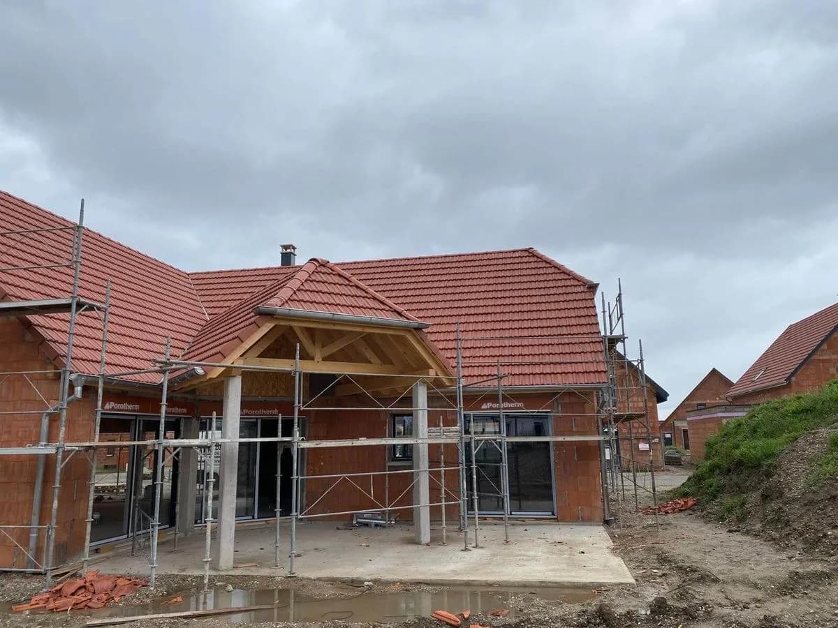 Couverture en tuiles d'une maison neuve, échafaudage en place