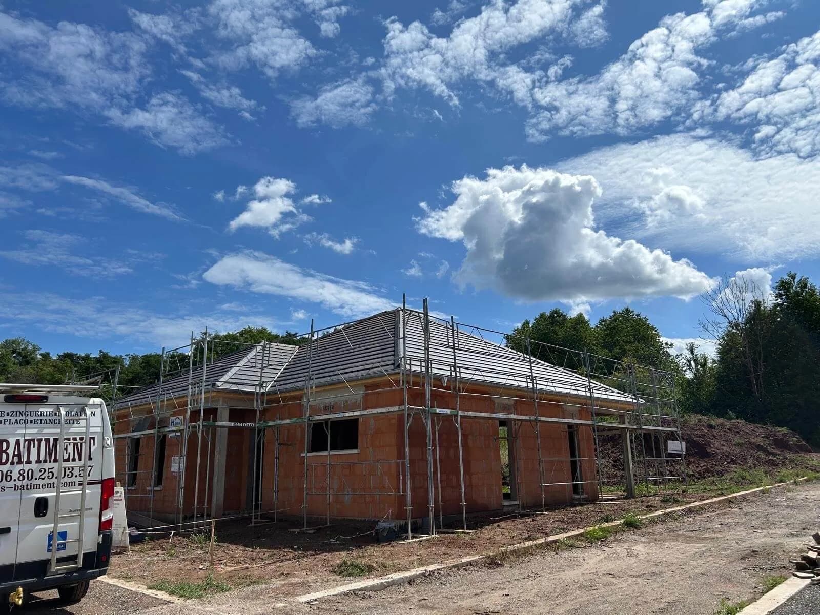 Maison de plain-pied neuve couverte en tuiles, échafaudage autour