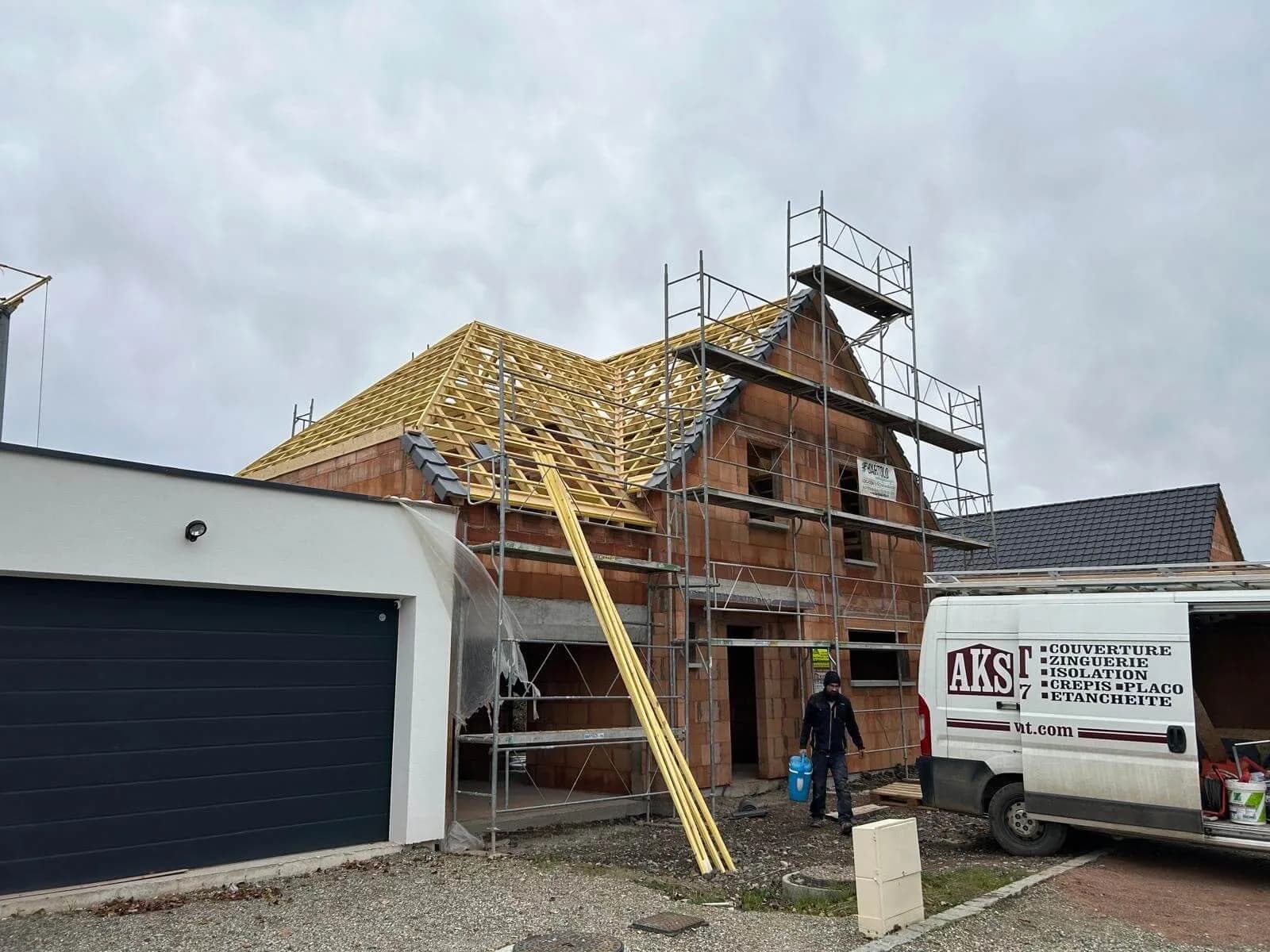 Charpente neuve prête à couvrir sur une maison en construction