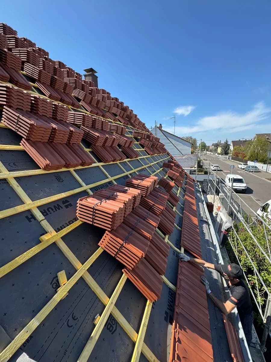 Remplacement de tuiles cassées — AKS Bâtiment
